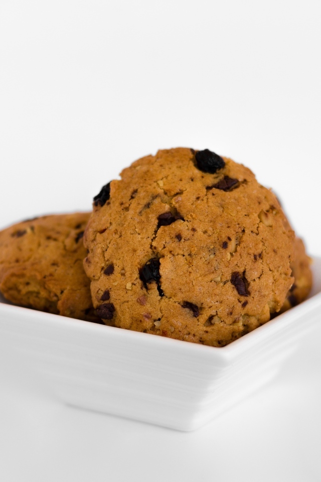 Сладкое печенье в белой тарелке 