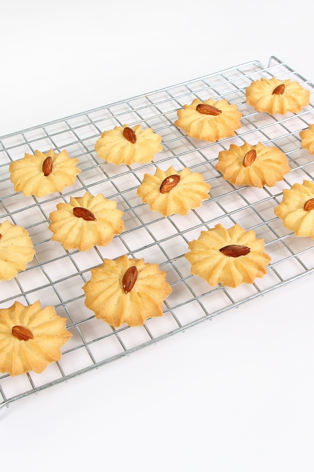 Сладкое печенье с миндальным орехом на белом фоне