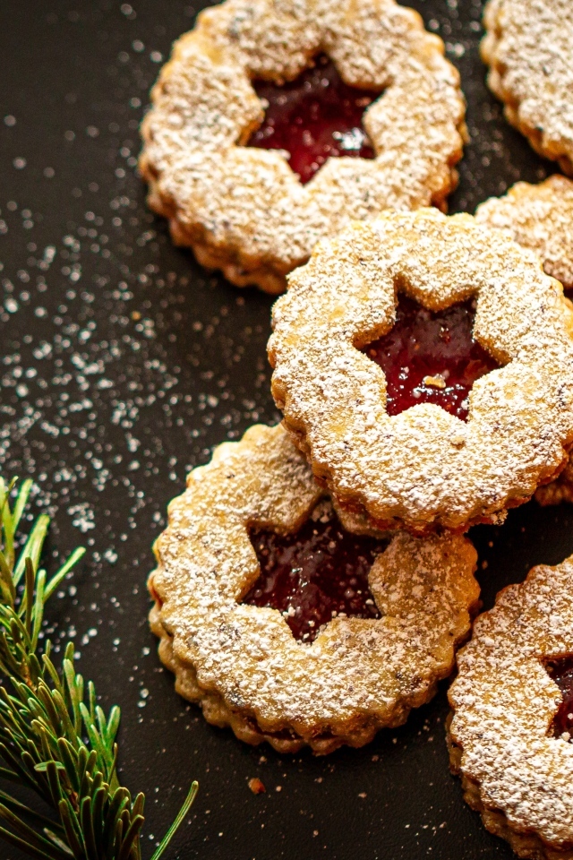 Сладкое печенье с джемом и сахарной пудрой