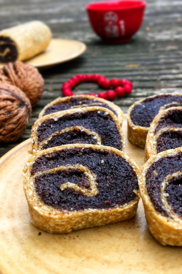 Сладкое печенье с маком и грецкими орехами