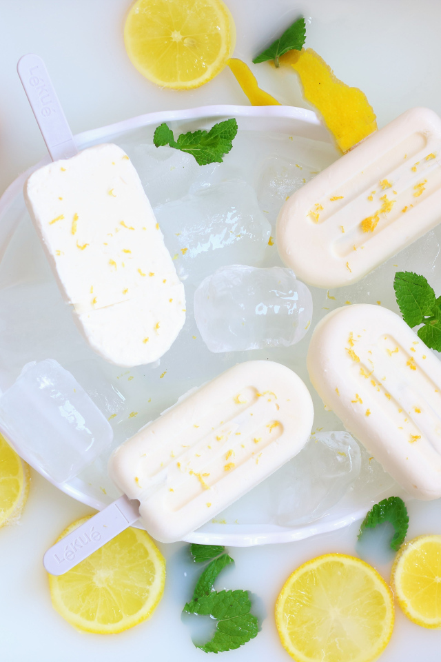 Сладкое сливочное мороженое с лимонами