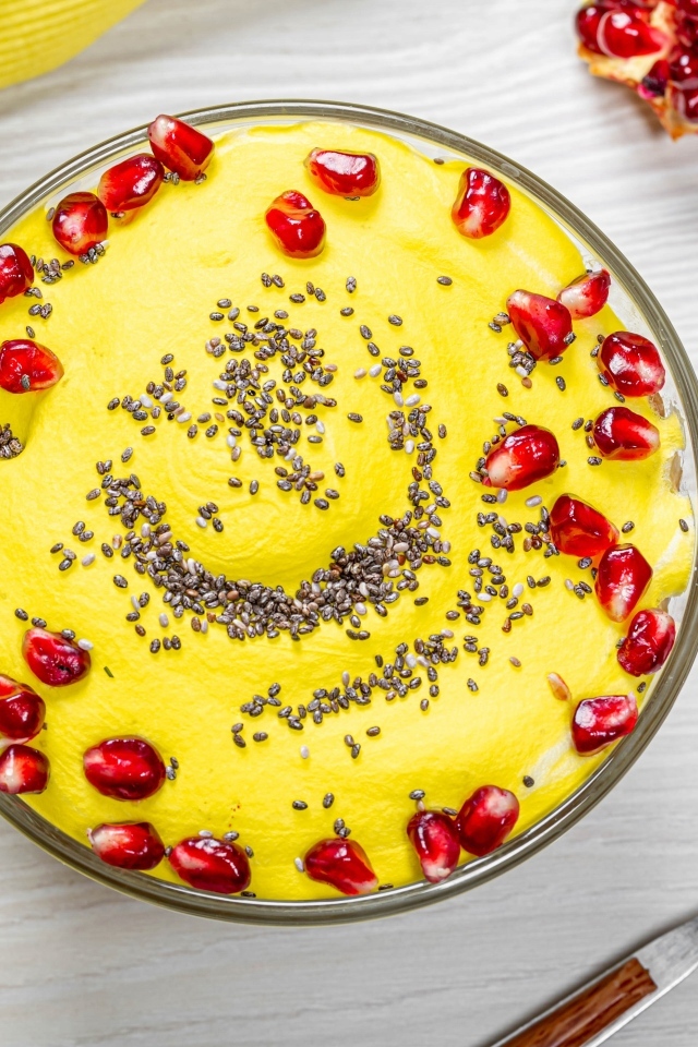 Сладкий десерт с зернами граната