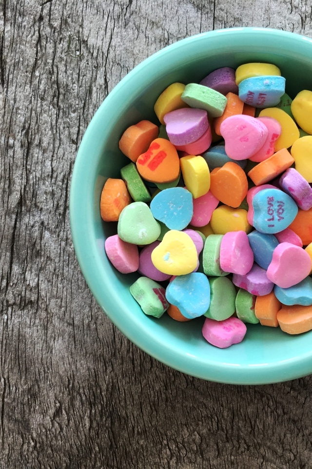 Сладкие сердечки в вазе на столе