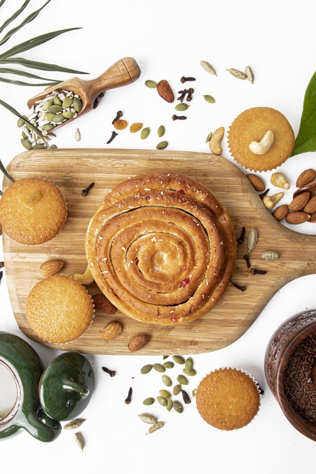 Сладкая выпечка на столе с орехами и специями