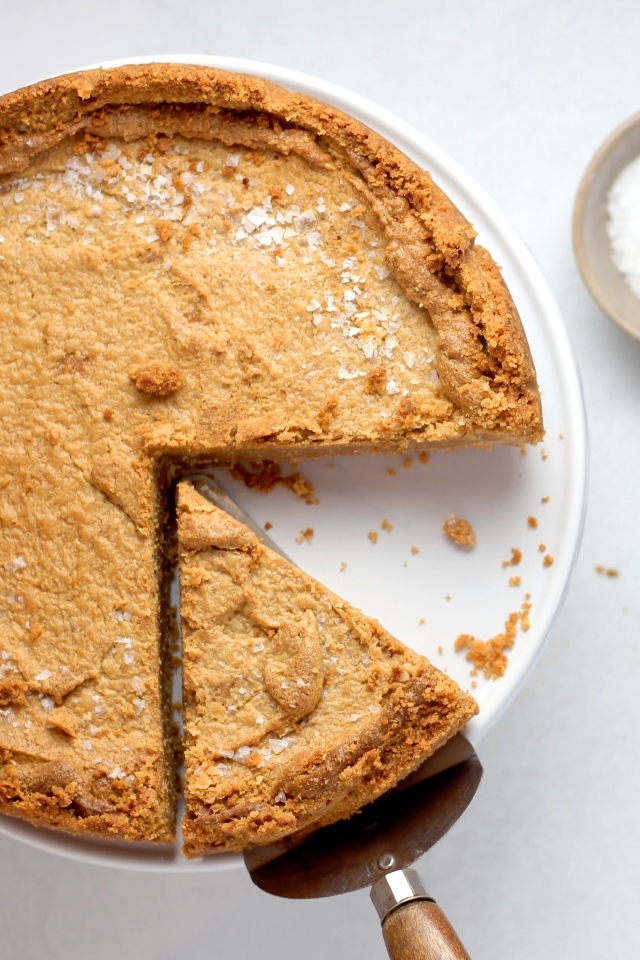 Сладкий пирог на столе