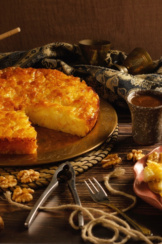 Сладкий пирог на столе с финиками и орехами