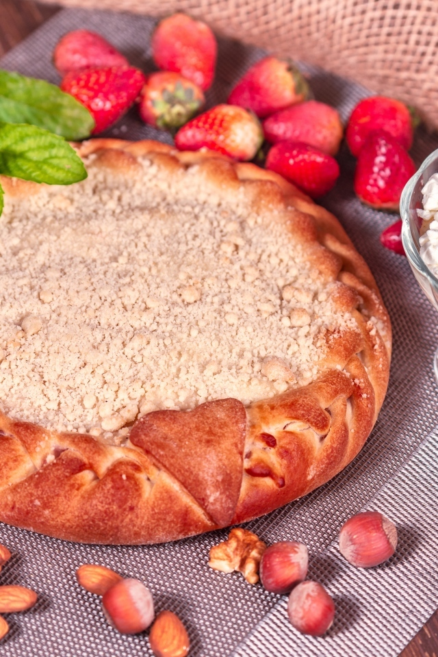 Сладкий пирог с ягодами на столе