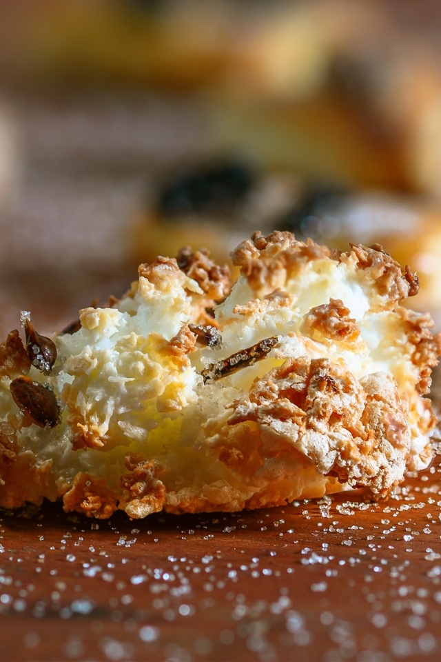 Сладкое сахарное печенье на столе