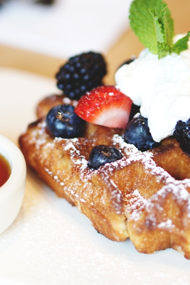 Сладкая вафля со сливками и ягодами