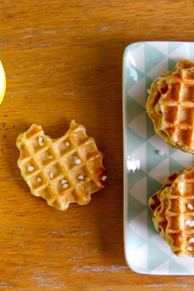 Сладкие вафли на столе с капучино