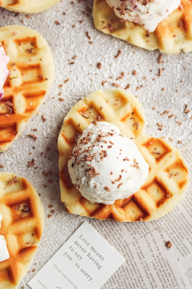 Сладкие вафли с шариками мороженого