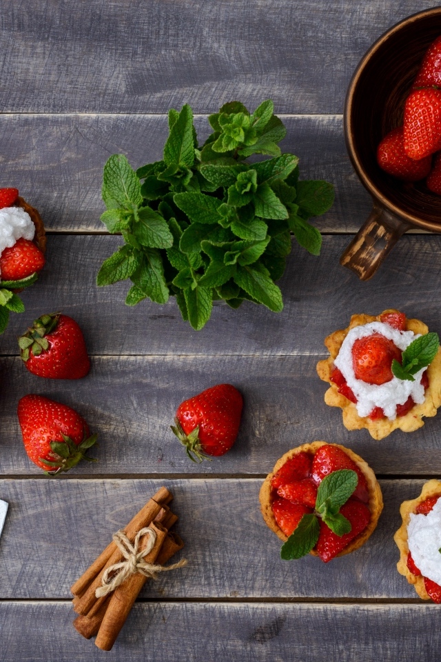 Тарталетки с кремом, ягодами клубники  и мятой