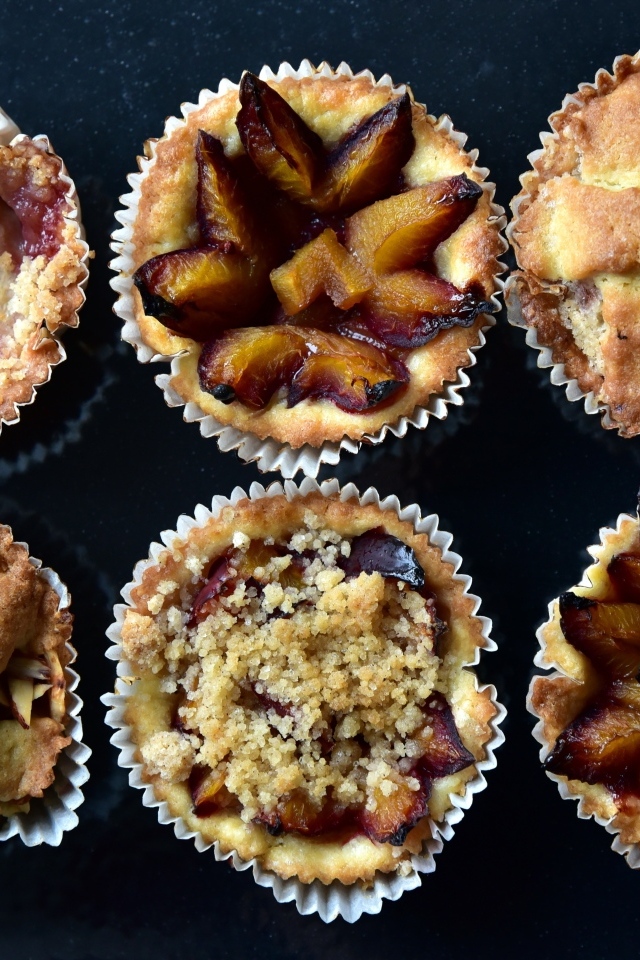 Тарталетки с фруктами на столе