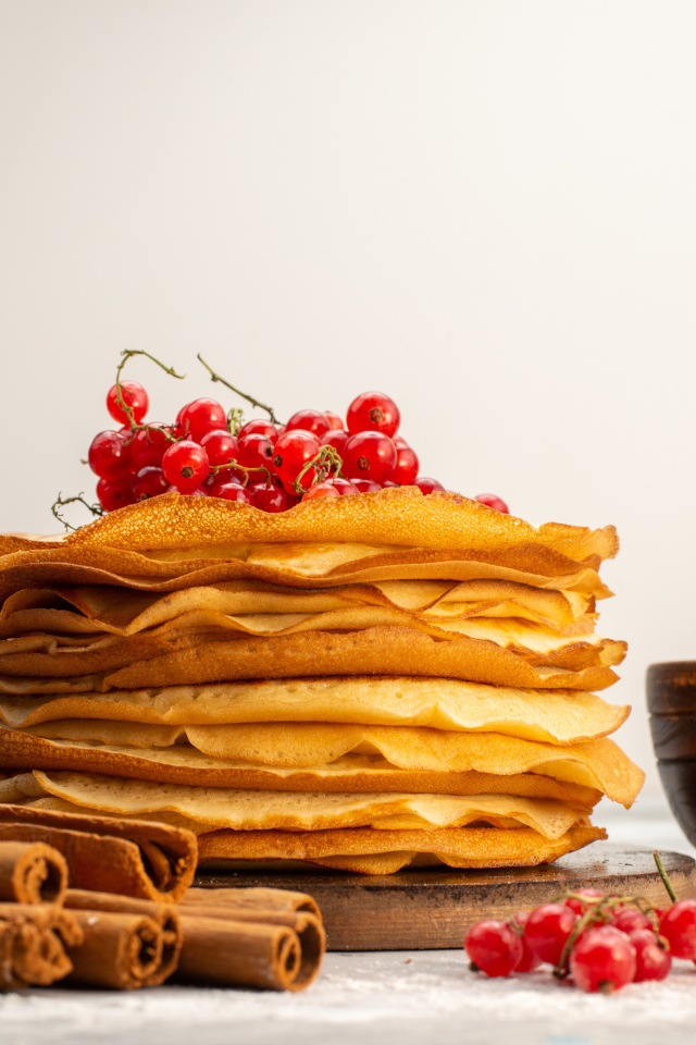 Тонкие блинчики с ягодами красной смородины и корицей