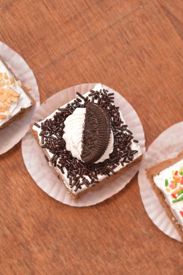 Три пирожных на деревянном столе