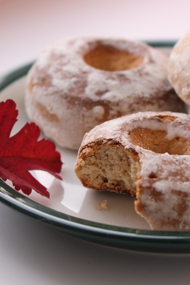 Три пряника на тарелке на столе