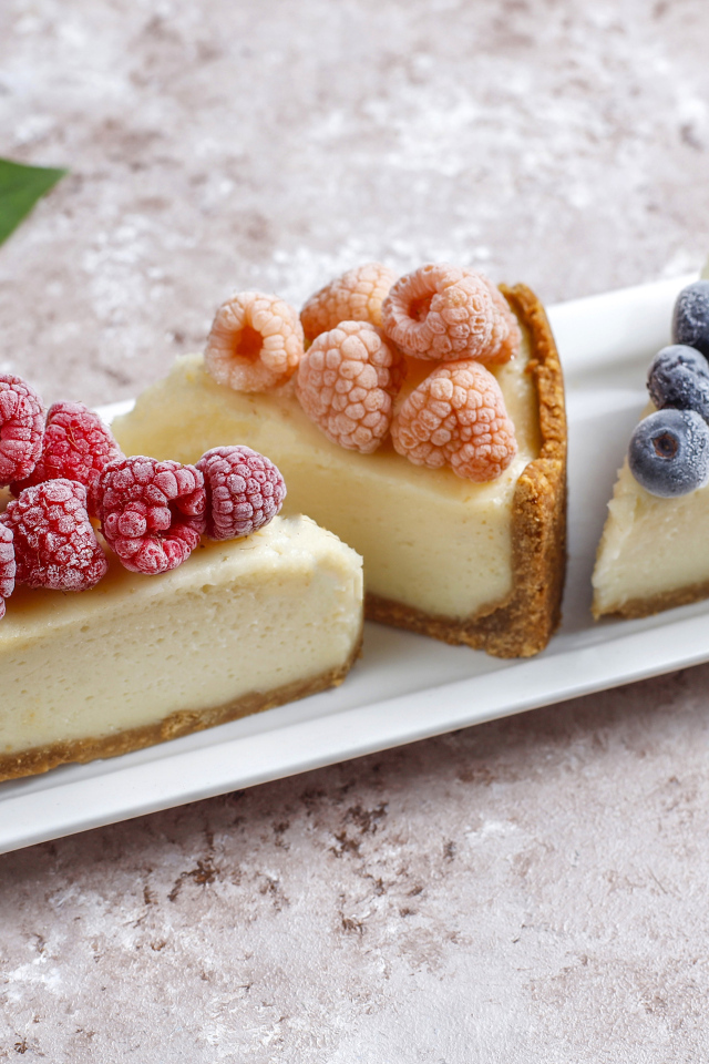Три куска чизкейка с ягодами