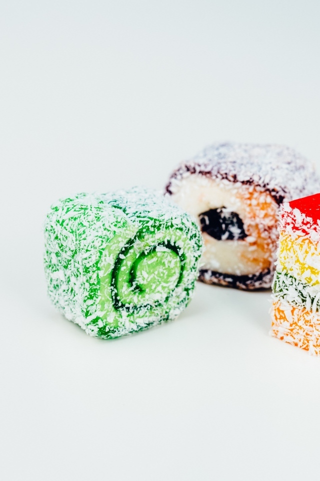 Десерт рахат лукум на сером фоне