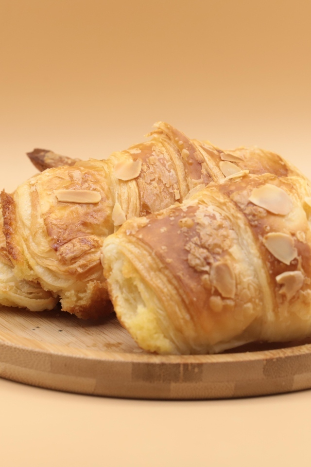 Два хрустящих круассана на доске