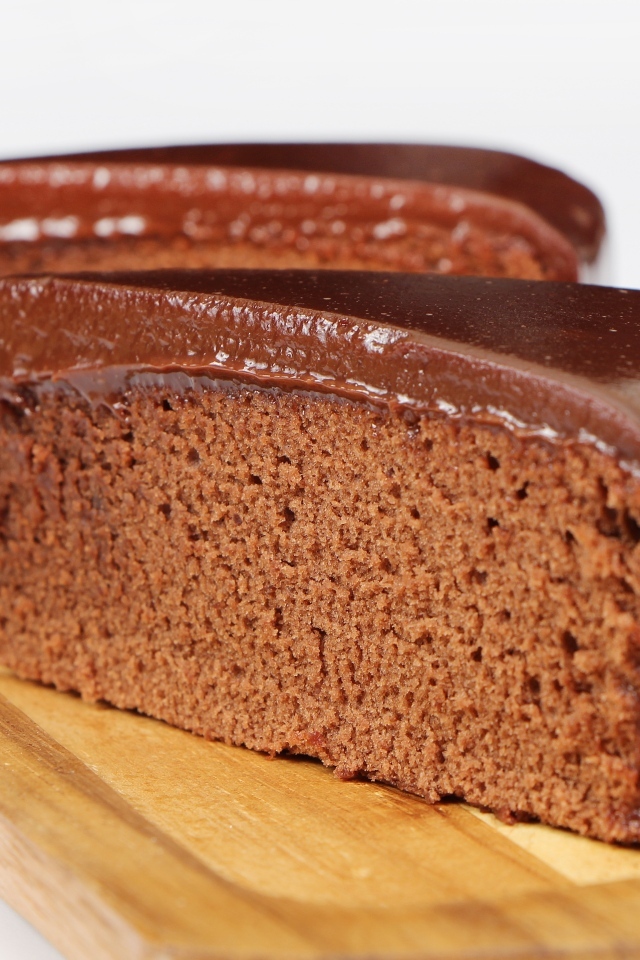 Два куска пирога с шоколадом на деревянной доске