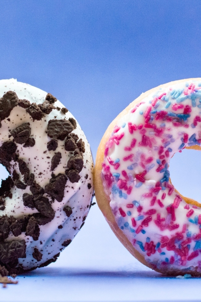 Два сладких пончика на голубом фоне