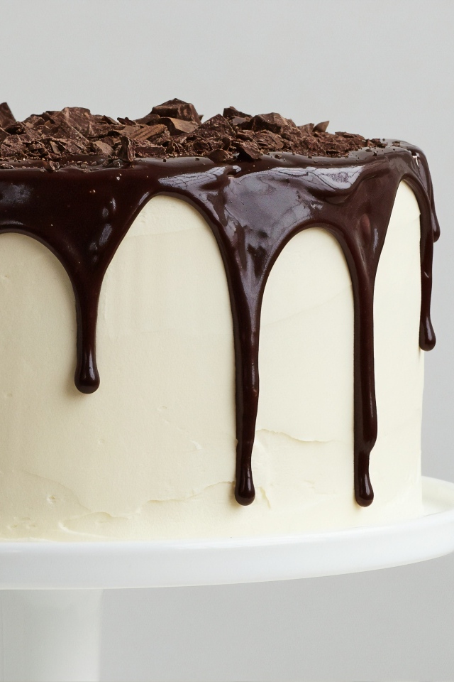 Белый праздничный торт с шоколадом