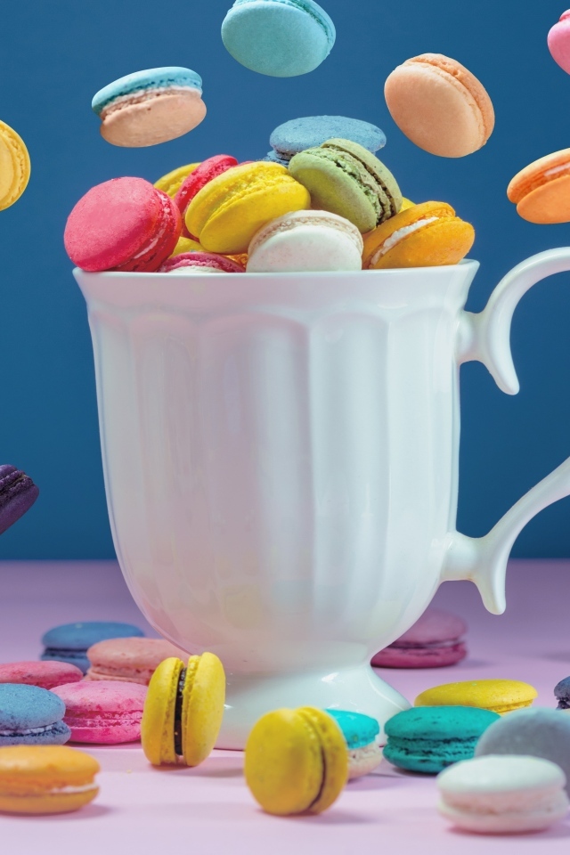 Белая чашка с десертом макарун