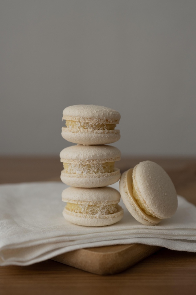 Белый десерт макаронс с кокосовой стружкой