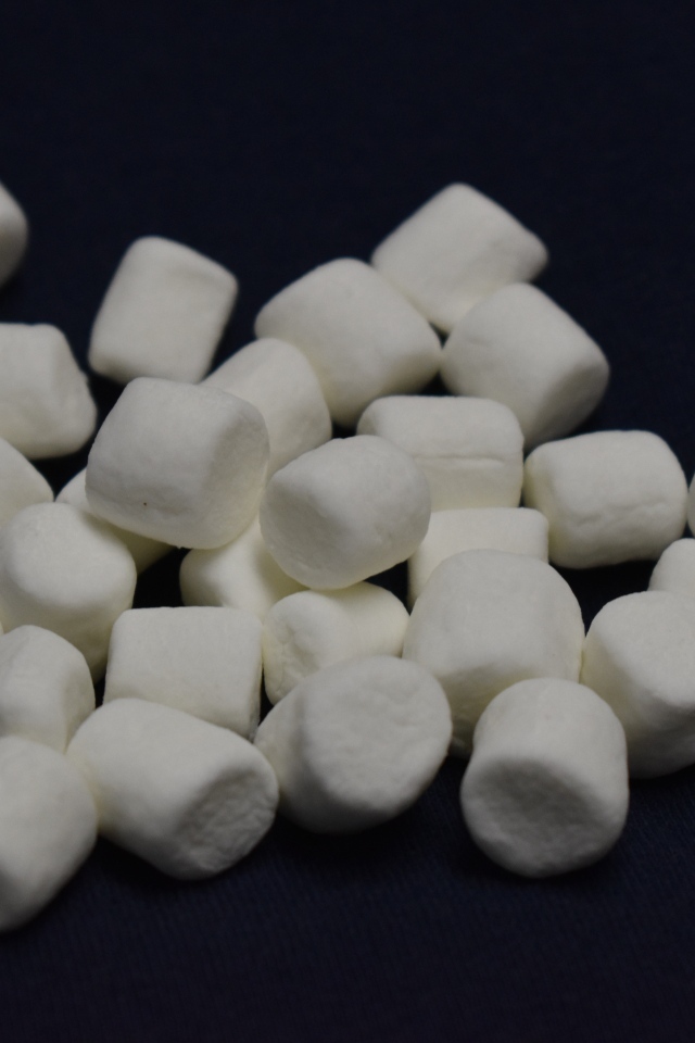 Белое маршмеллоу на черном фоне