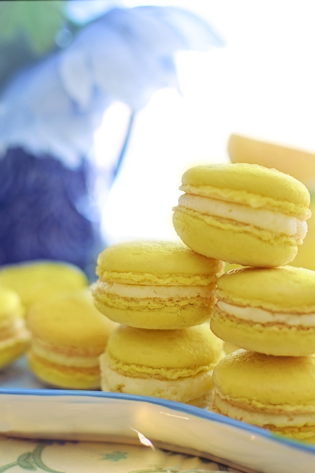 Желтый десерт макарун с кремом