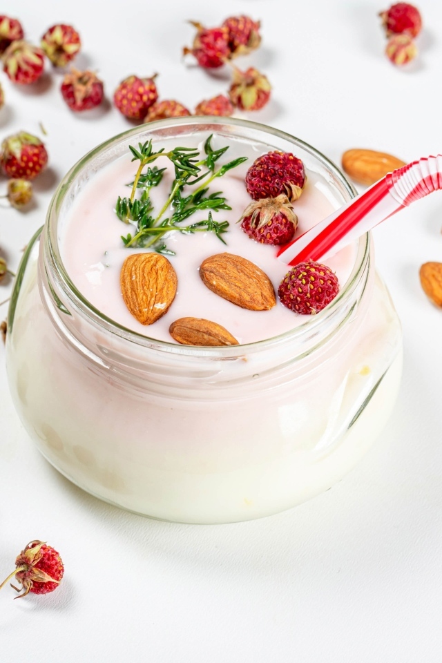 Йогурт с миндальными орехами и ягодами земляники