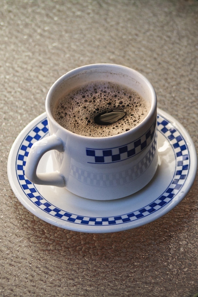 Красивая чашка ароматного кофе на столе