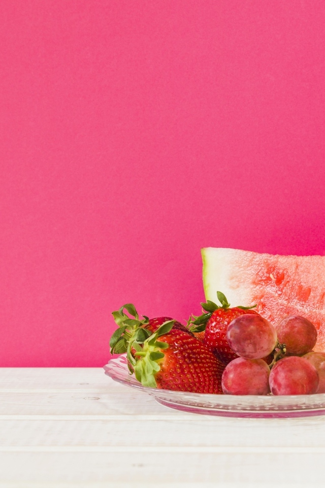 Ягоды на розовом фоне с коктейлем