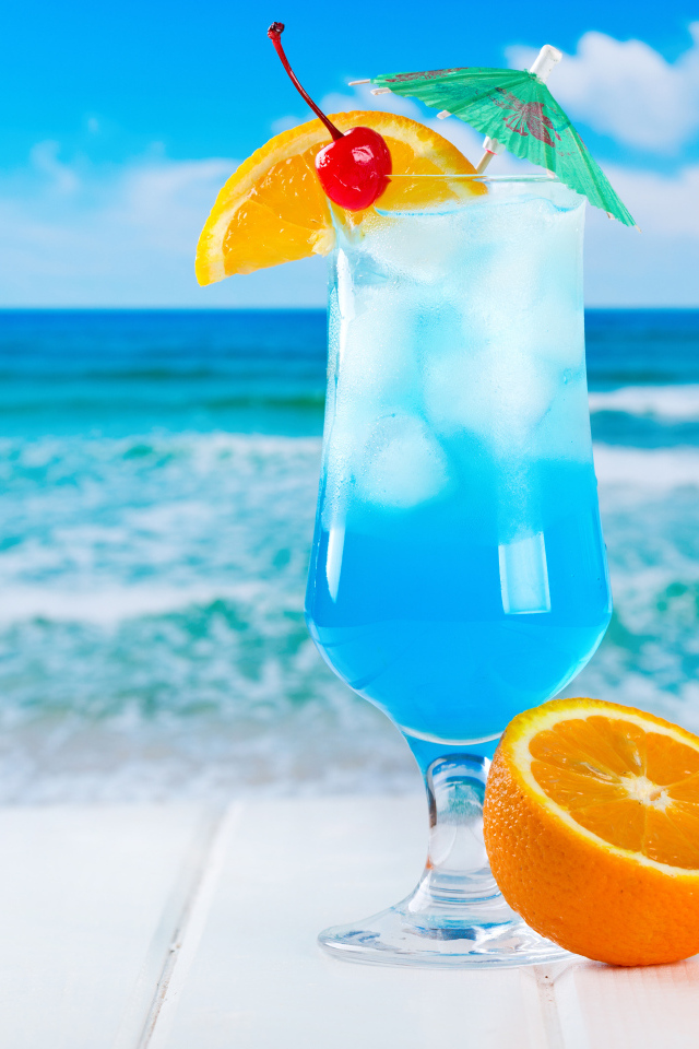 Голубой коктейль со льдом и половинкой апельсина