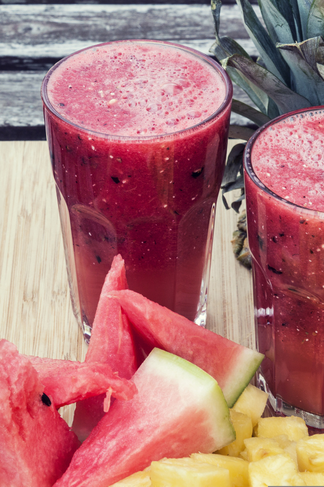 Коктейль на столе с кусочками арбуза и ананаса