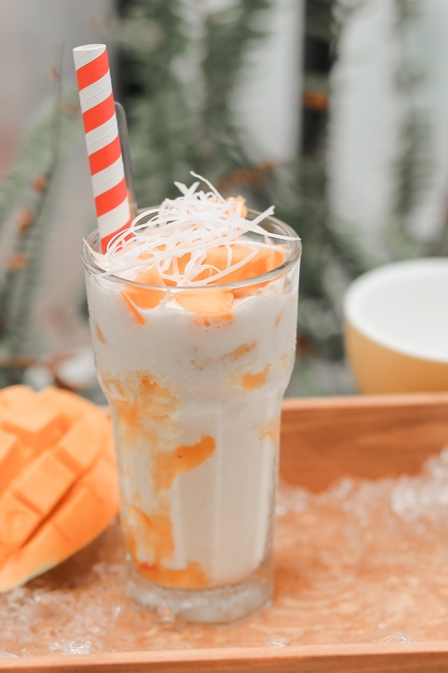 Коктейль с манго в стакане на столе