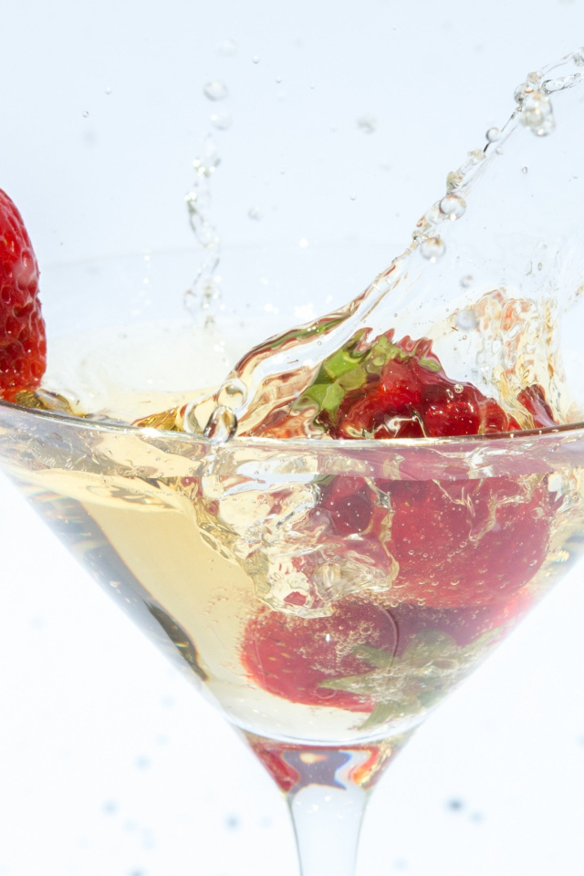 Коктейль с ягодой клубники на белом фоне