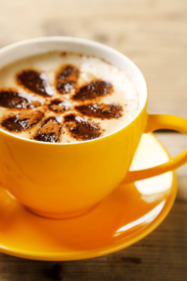 Кофе с рисунком на пенке с десертом макарон