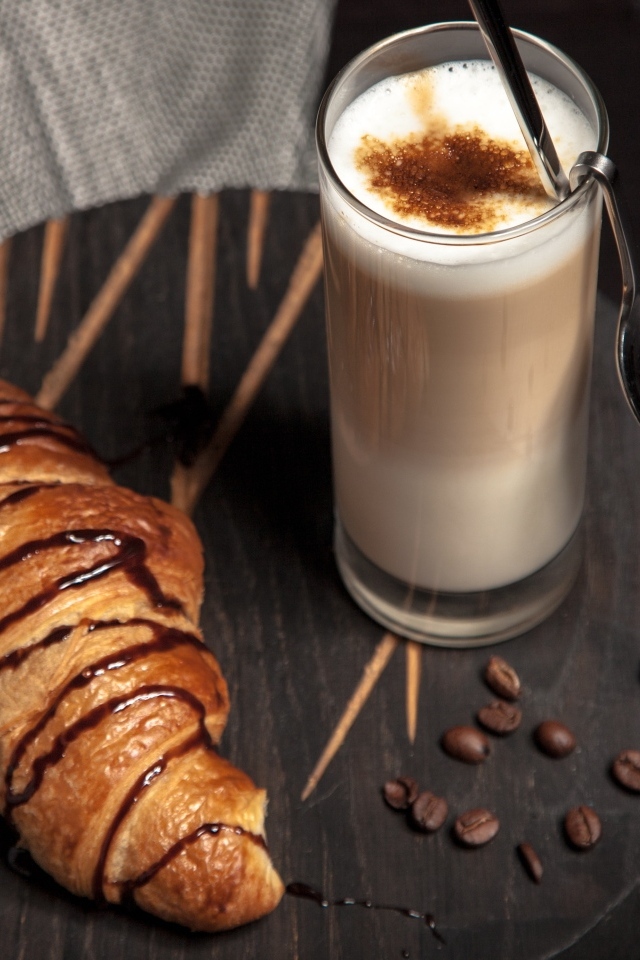 Кофе с круассаном на доске