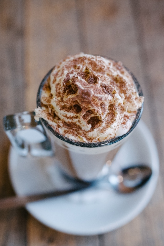 Чашка кофе со взбитыми сливками