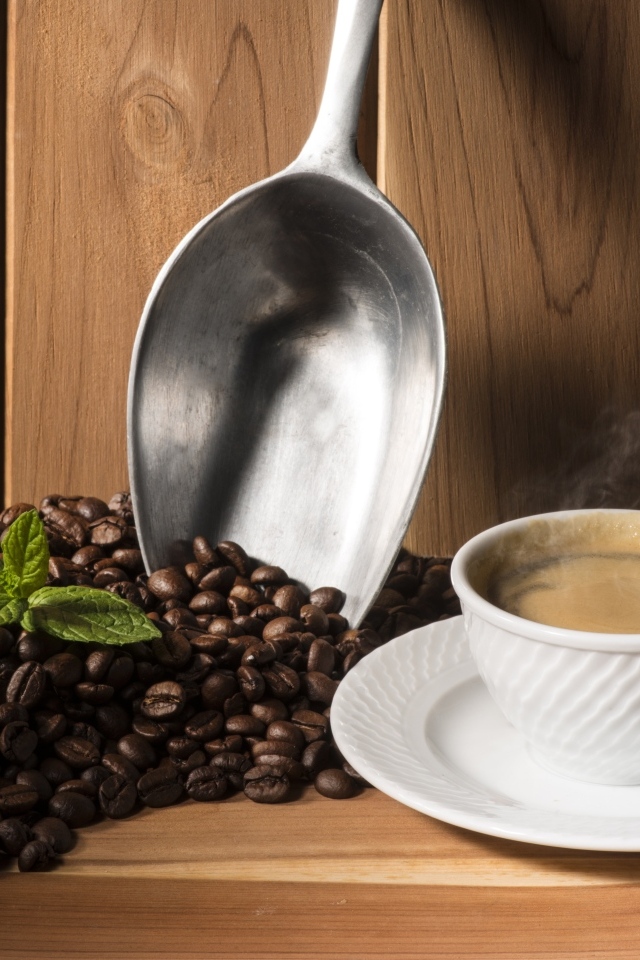 Чашка кофе на столе с ароматными зернами