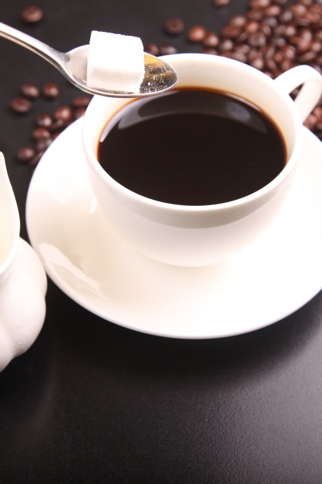 Чашка кофе на столе с молоком и сахаром