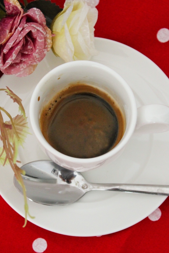 Чашка кофе на столе с цветами розы