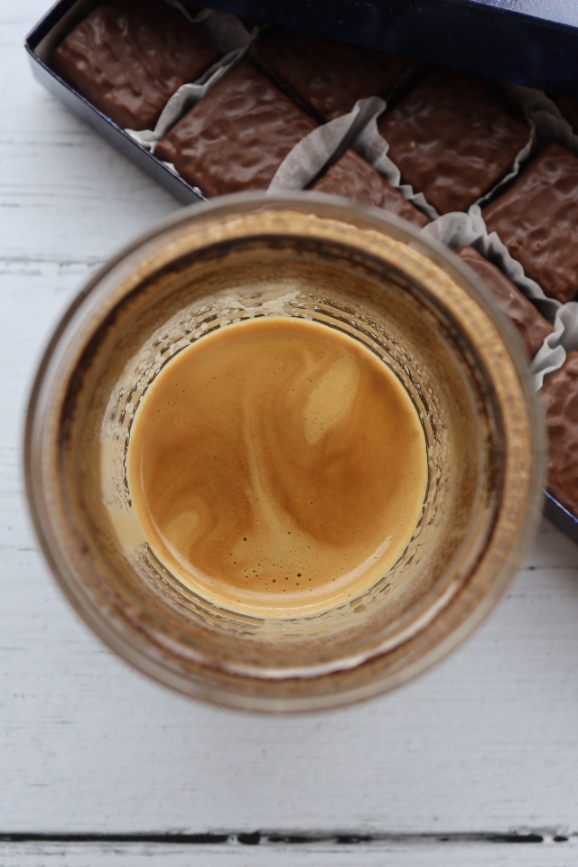 Чашка кофе с шоколадными конфетами