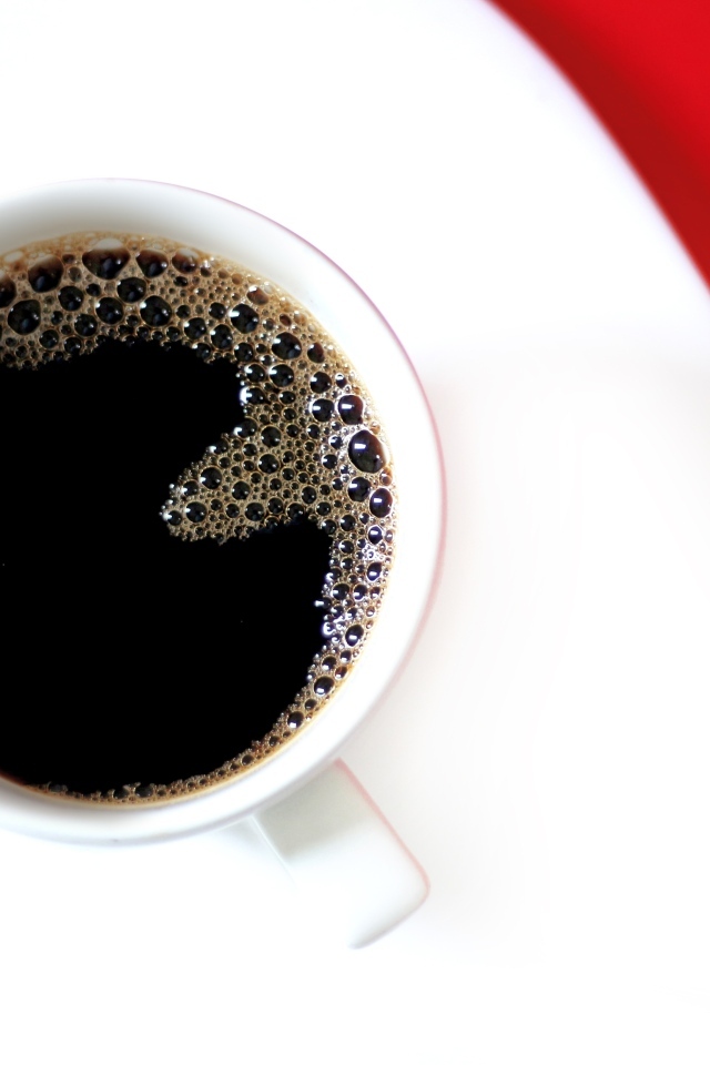 Чашка горячего черного кофе на столе 