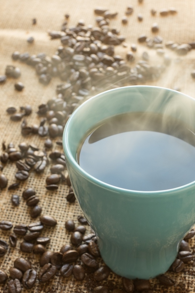 Чашка горячего кофе с зернами