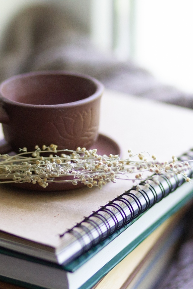 Чашка чая на столе с книгами