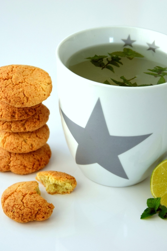 Чашка чая на столе с лимоном и печеньем