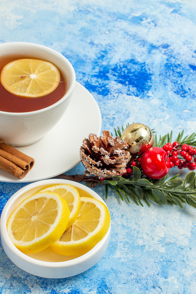 Чашка чая на столе с лимоном и медом