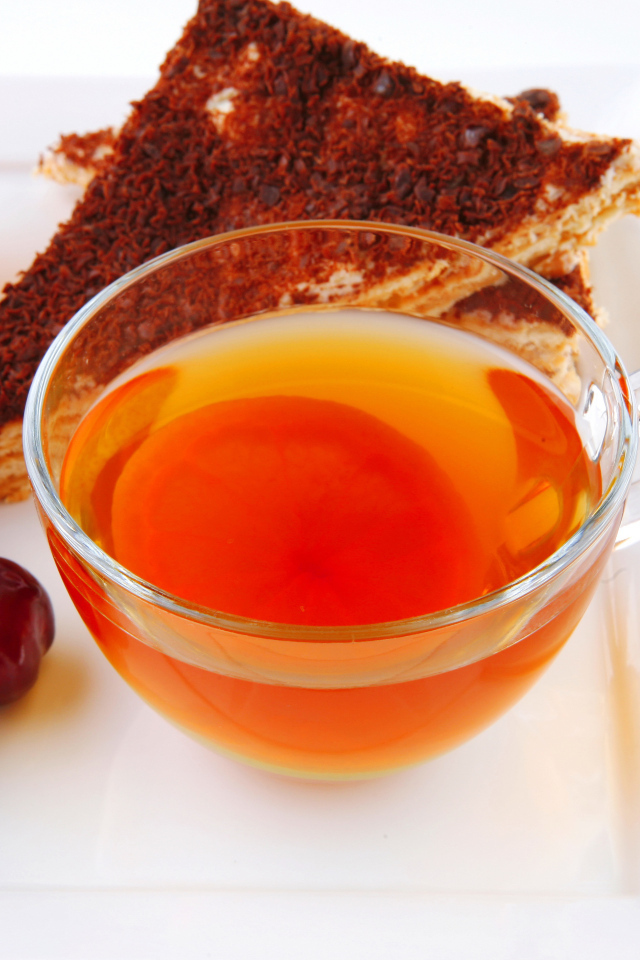 Чашка чая с тортом и ягодами черешни